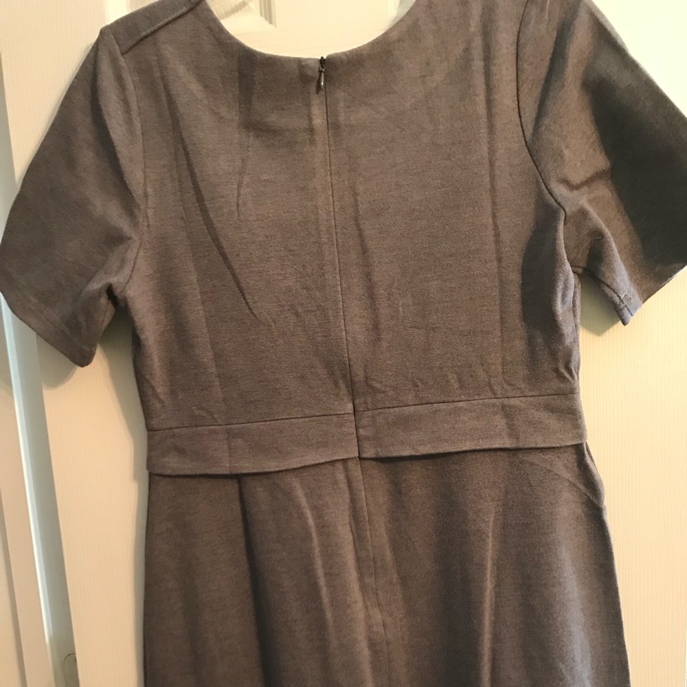 Dress look so cute and profissional